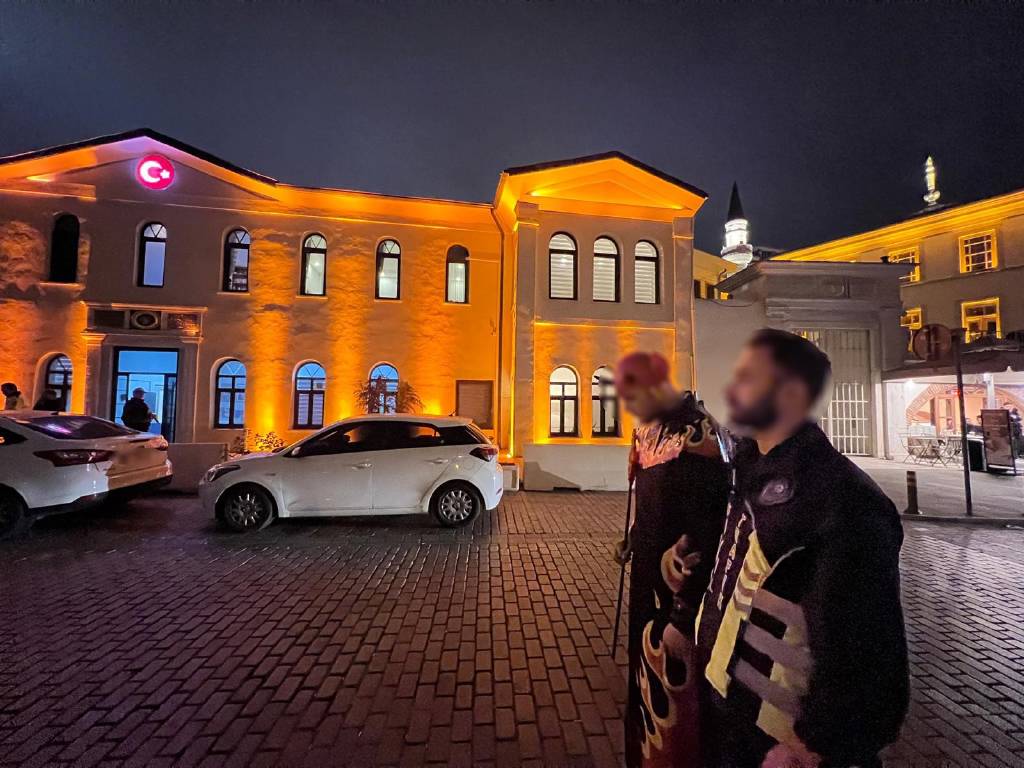 15 Temmuz Şehitler Köprüsü'nde şeytan kostümüyle koşan şahıs yakalandı...