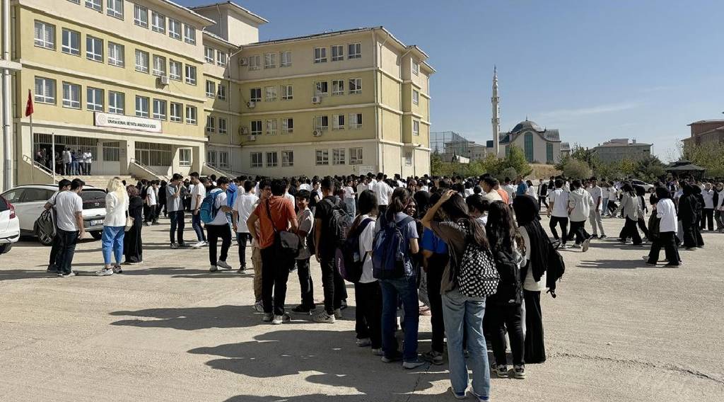 Kış saati uygulaması gibi! Okulların başlama ve bitiş saatlerini ilgili valilik belirleyecek...
