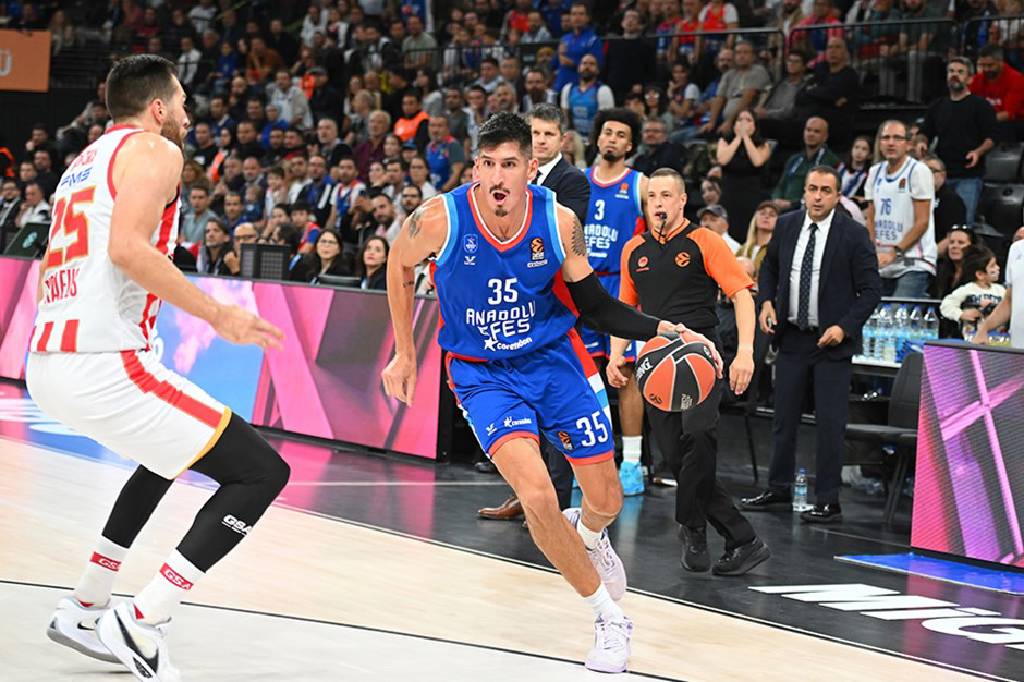 Anadolu Efes, Olympiakos'u mağlup etti