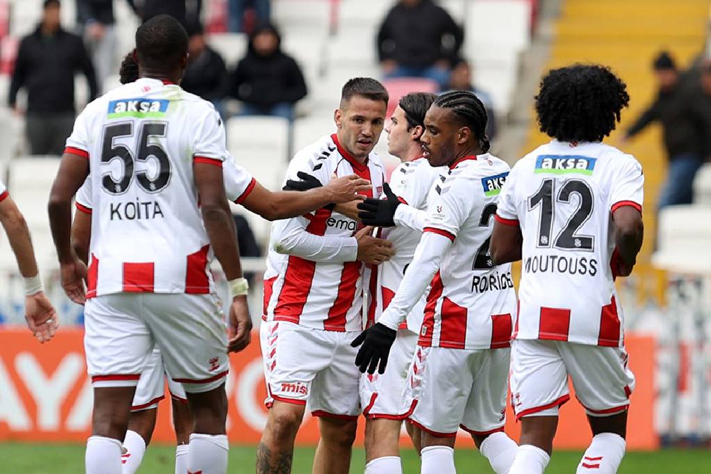 5 gollü düellonun galibi Sivasspor