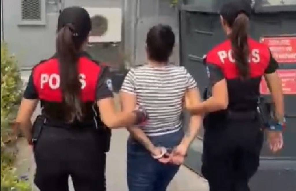 13 yıl hapis cezasıyla aranan dolandırıcı, İzmir'de yunuslara yakalandı