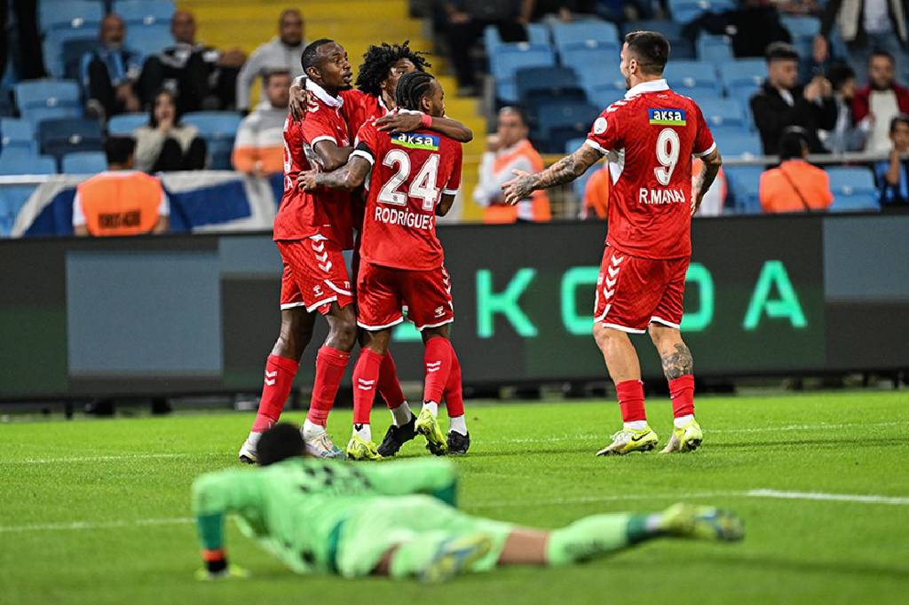 Sivasspor, deplasmanda geriden gelerek maçı kazandı