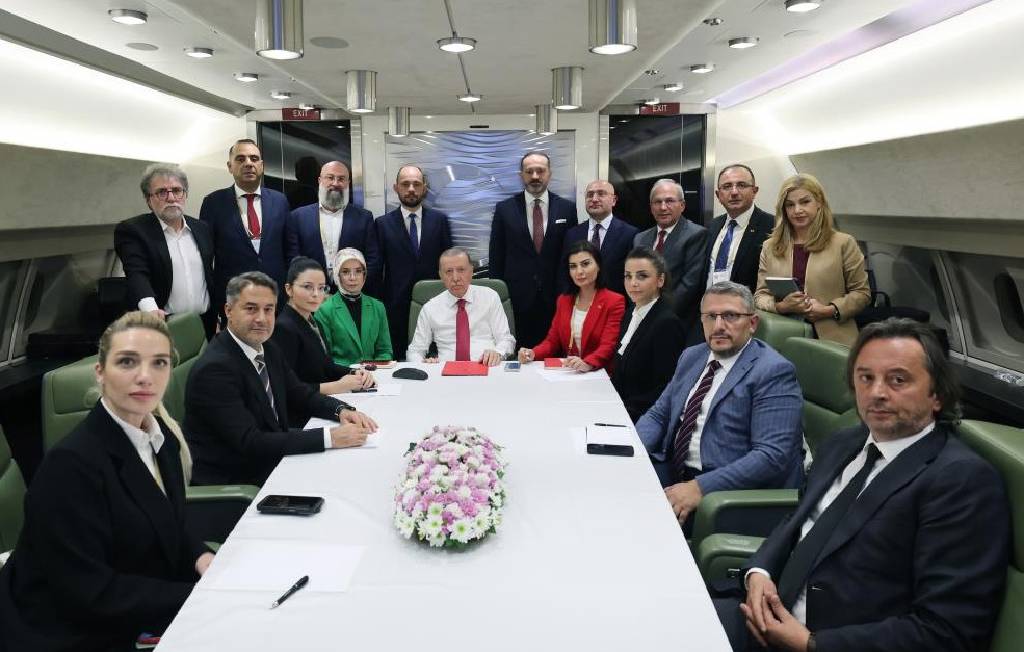 Kabine’de değişiklik olacak mı? Cumhurbaşkanı Erdoğan, uçakta cevabı verdi…