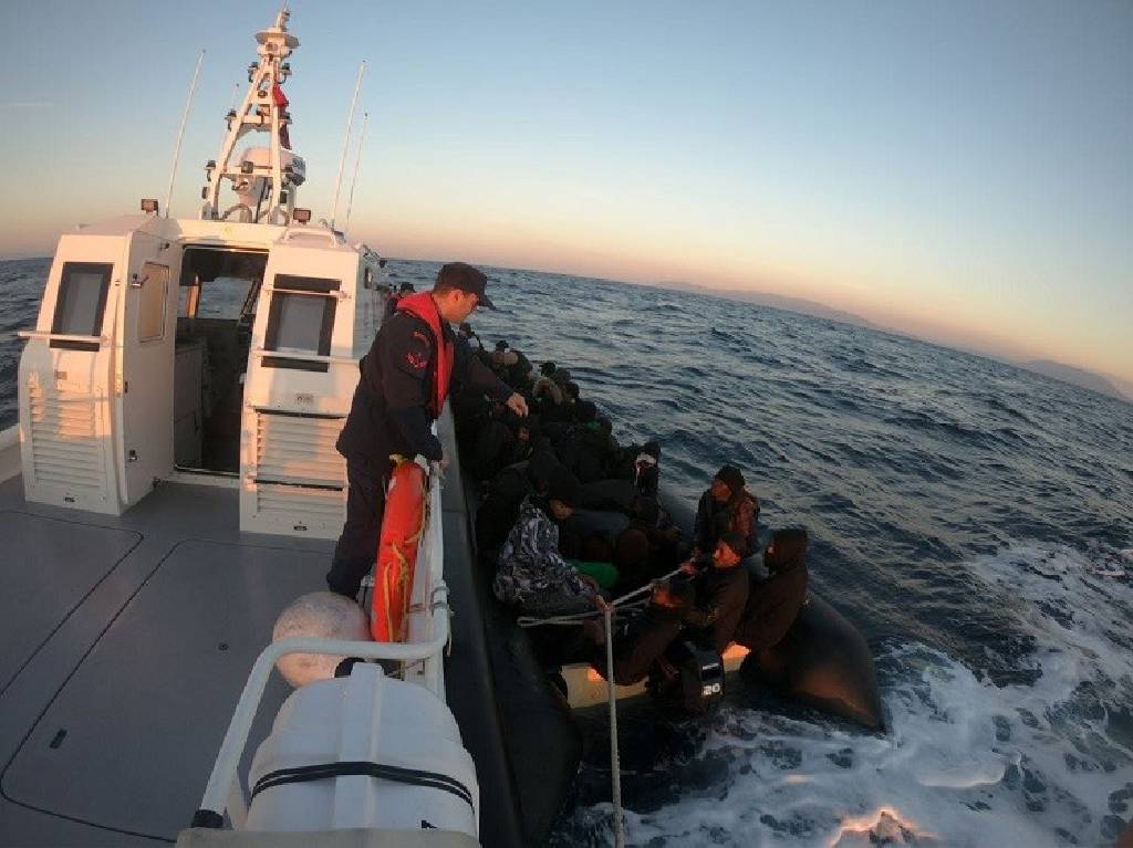 İzmir açıklarında 57 göçmen ve 4 kaçakçı yakalandı! Sürüklenen 41 göçmen kurtarıldı…