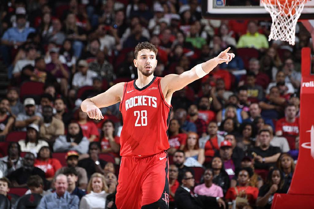 Houston Rockets, sezonun ilk maçında Charlotte Hornets’a 110-105 mağlup oldu