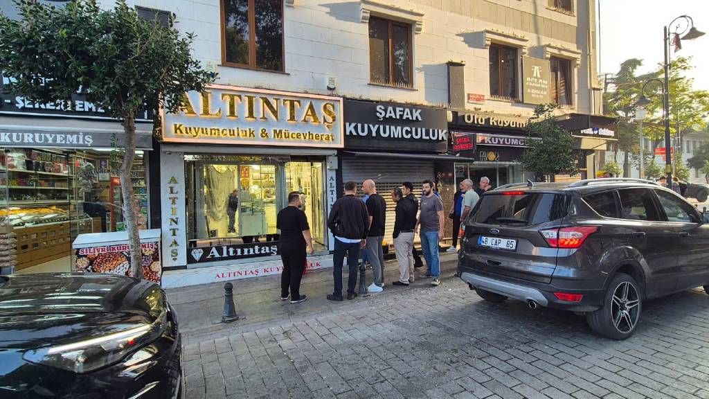 Silivri’de kuyumcu soygunu! 50 saniyede 2 kilo altın çalındı
