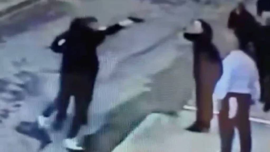 İstanbul'da yanlışlıkla düşürdüğü kadının oğlu silah çekti!