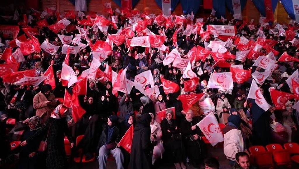 Saadet Partisi Kongresinde delegeler arasında arbede çıktı