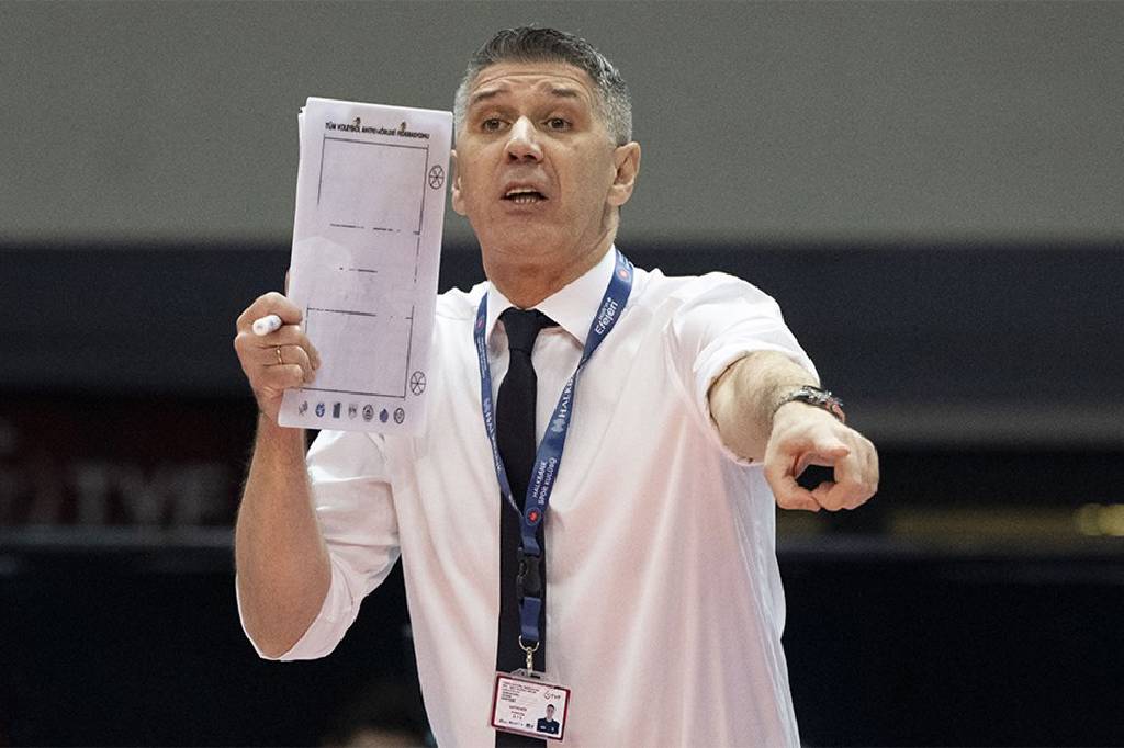 Fenerbahçe'de yeni hoca dönemi resmen başladı