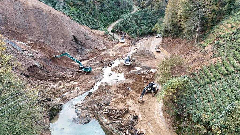 Rize'de heyelanlı bölgeden bin 800 kamyon toprak taşındı!
