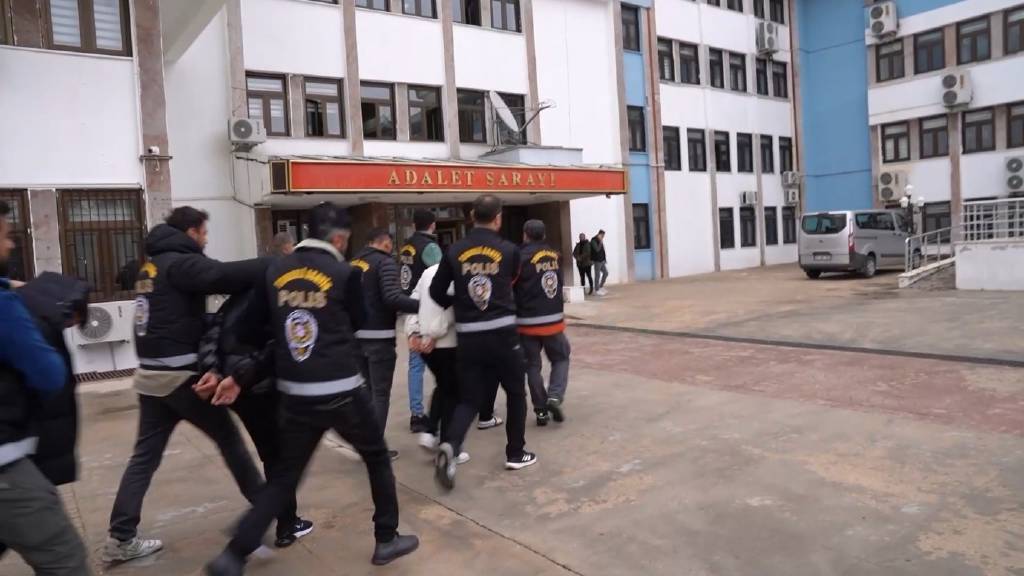 Kendilerini kamu görevlisi olarak tanıtıp vatandaşı dolandırmışlardı! Tutuklandılar...