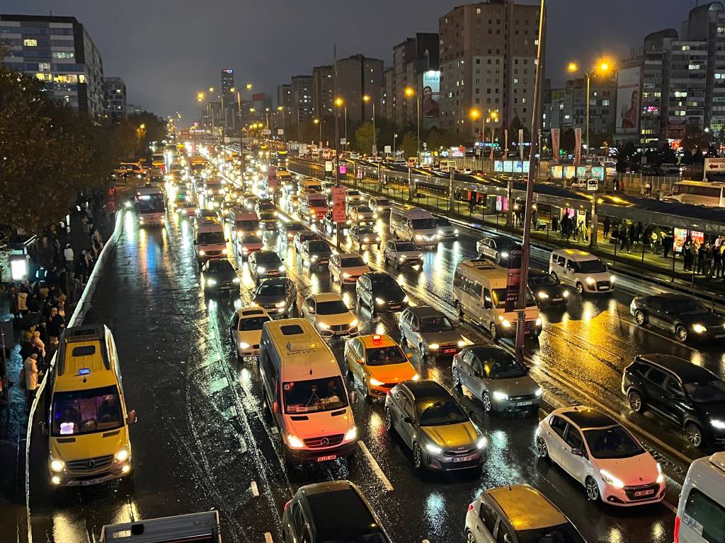 İstanbul'da haftanın son gününde trafik yüzde 90'a ulaştı