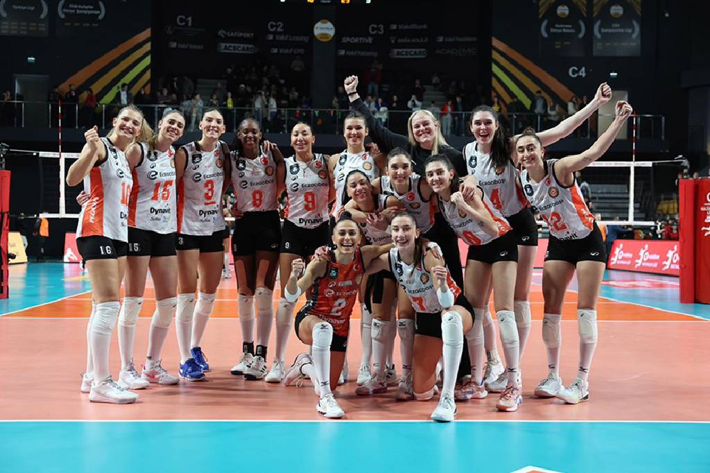  Derbi mücadelesinde Eczacıbaşı Dynavit, deplasmanda VakıfBank'ı 3-1 mağlup etti