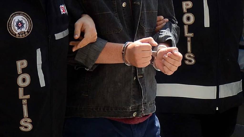FETÖ’ye üye olmak suçundan 7 yıl 6 ay kesinleşmiş hapis cezası bulunan 49 yaşındaki eski emniyet şube müdürü E.Ş.Z., Sivas merkezde jandarma ekiplerince yakalandı