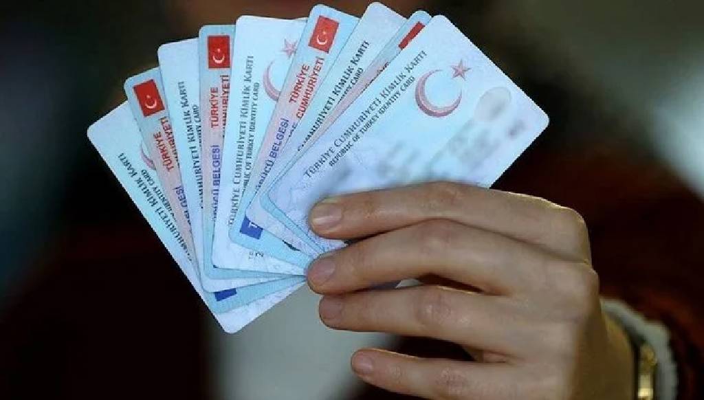 Eski tip kimlik kartı olanlar dikkat! Artık işlem yapılamayacak...