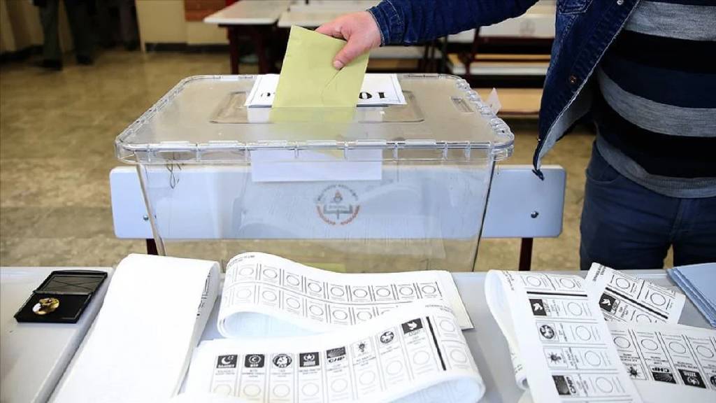Erken değil, öne alınmış seçim olabileceğini belirterek 2027 yılının kasım ayı gösterildi