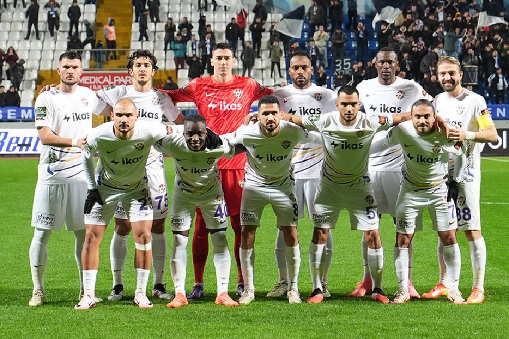 Kasımpaşa ile karşılaşan Eyüpspor’da kaleci Berke Özer sakatlanarak oyundan çıktı, Fenerbahçe maçında yok