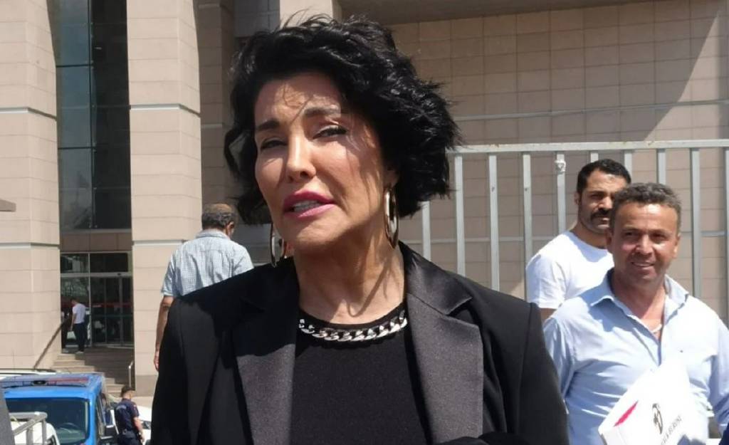 Eski manken Deniz Akkaya hakkında yakalama kararı verildi