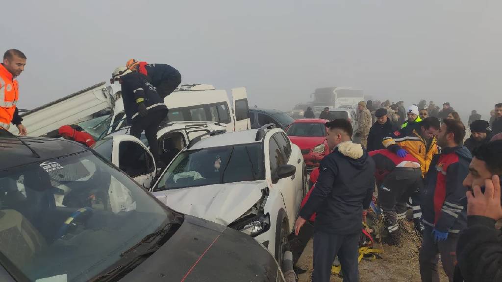 Van'da zincirleme trafik kazası: 1 ölü, 51 yaralı