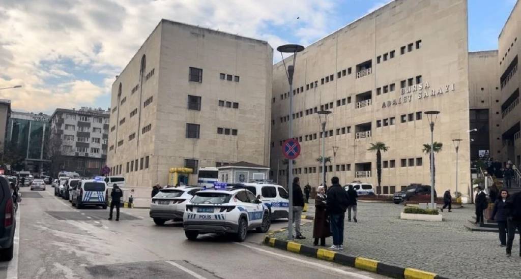 Bursa’da adliye duruşma salonunda yaşanansilahlı saldırıyla ilgili gözaltına alınanlar için yeni karar