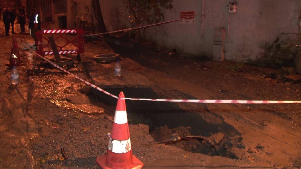 İstanbul'da yol çöktü 2 evi su bastı! Vatandaşlar isyan etti...
