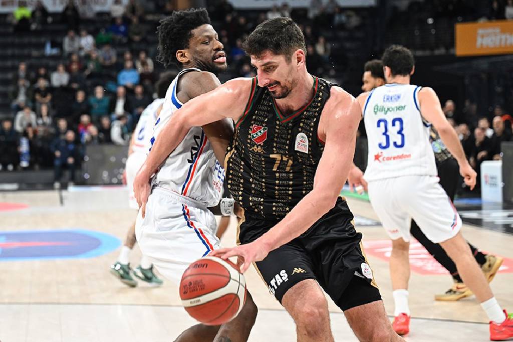  Anadolu Efes, zorlu maçta Karşıyaka'yı 99-96 mağlup etti
