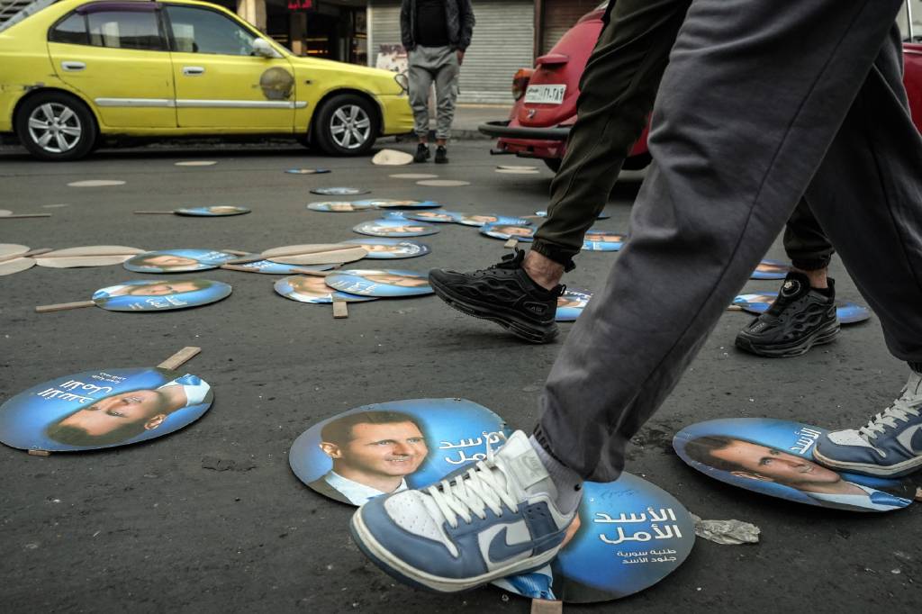 Suriye'de Esad'ın posterleri ayaklar altında!