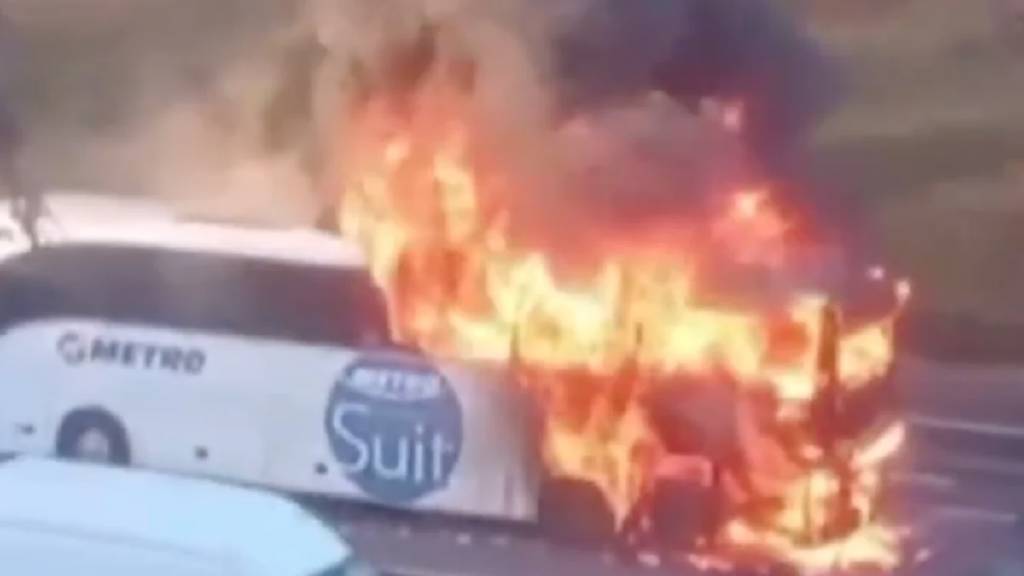 İstanbul'da yangın paniği! Yolcu otobüsü alevlere teslim oldu...