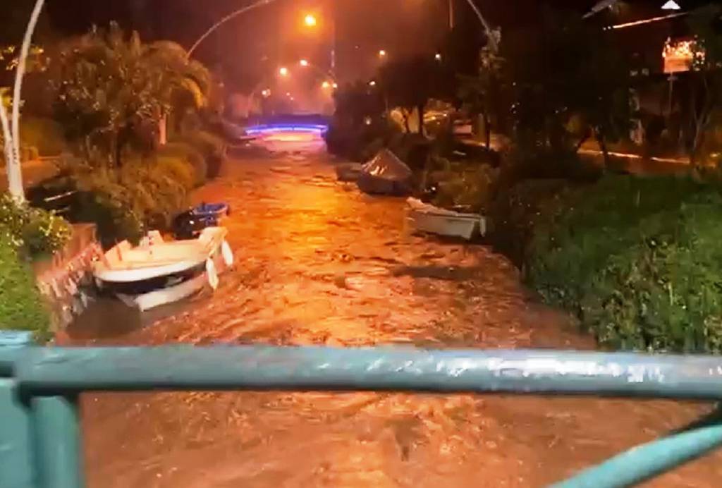 Burası Marmaris! Sağanak etkili oldu, yollar göle döndü…