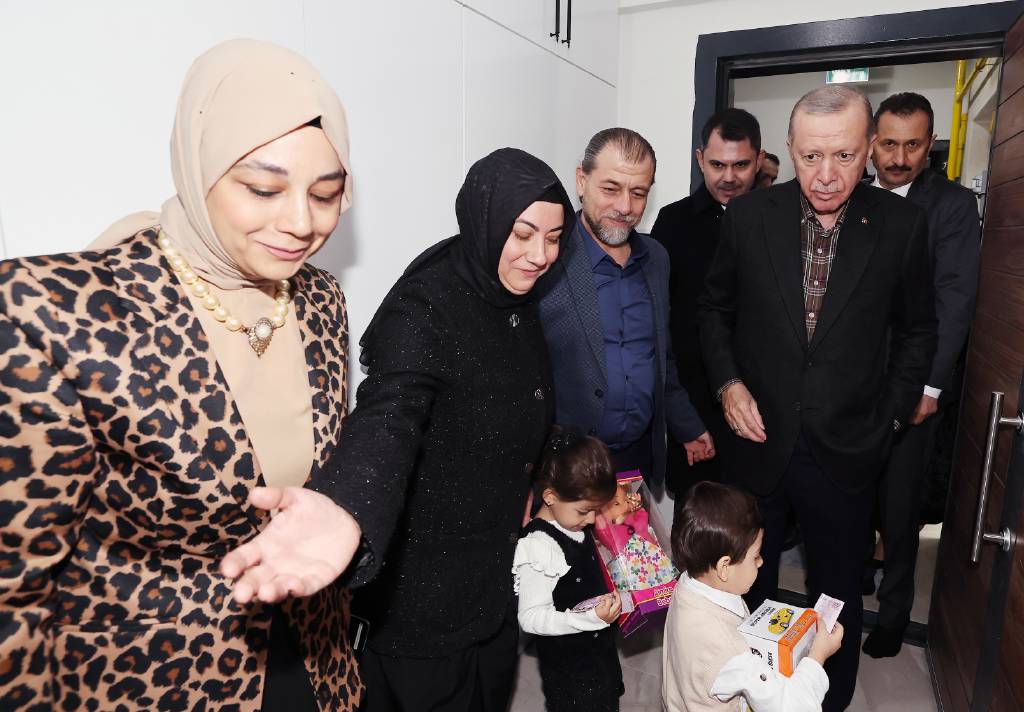 Cumhurbaşkanı Erdoğan, Gaziantep'te depremzede aileye misafir oldu