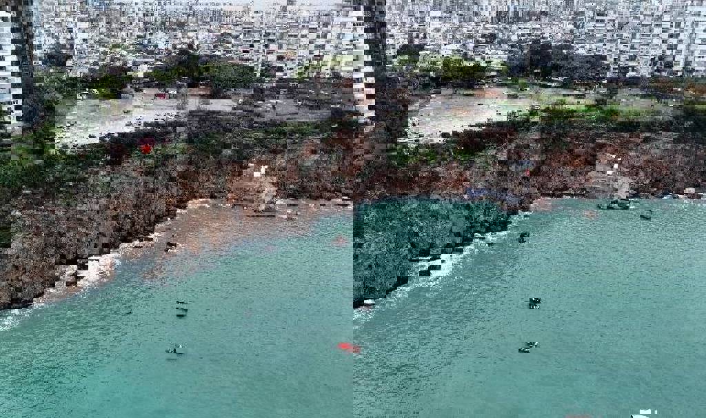 Antalya'da falezlerden denize düşmüştü! Araç, özel bir mıknatısla aranıyor...
