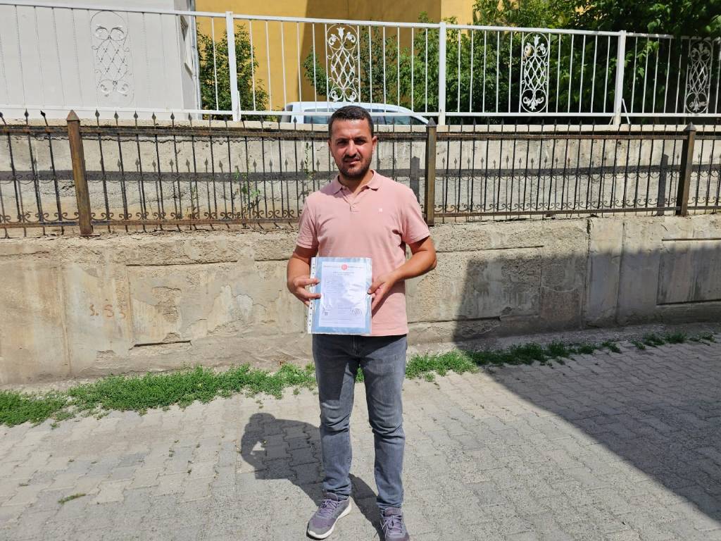 Ağrılı çift tüm varlığını Kızılay'a bağışladı