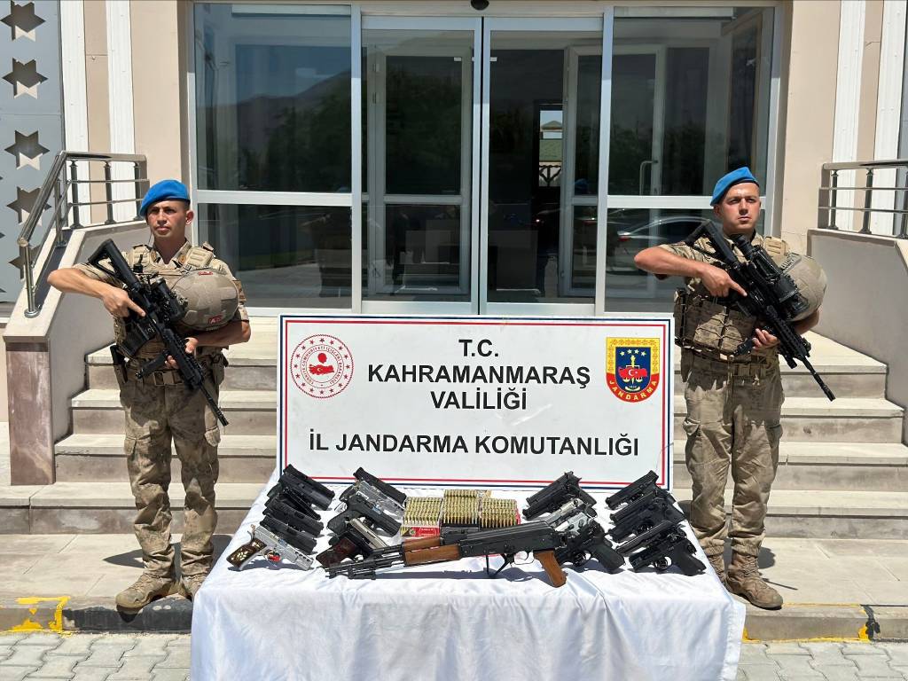Kahramanmaraş'ta 11 eve eş zamanlı operasyon 