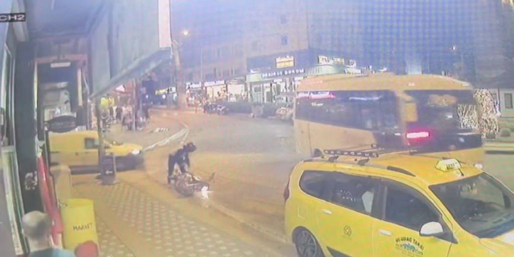 Sakar saldırganın silahlı saldırısı kamerada! İş yerine düşe kalka ateş açtı...