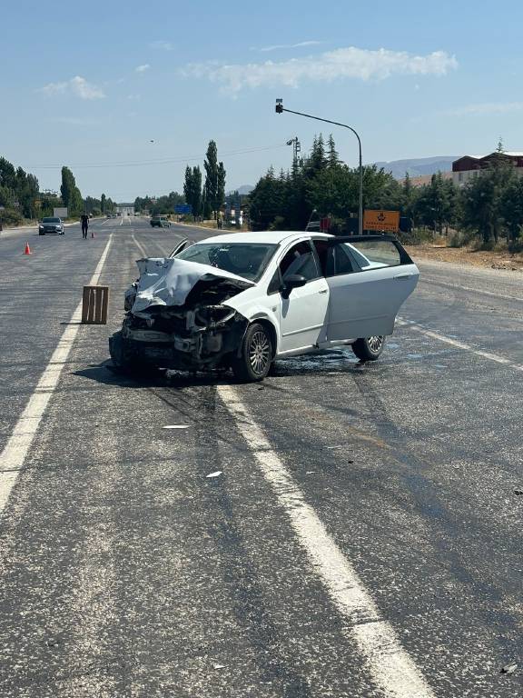 Malatya'da otomobil ile hafif ticari araç çarpıştı: 6 yaralı