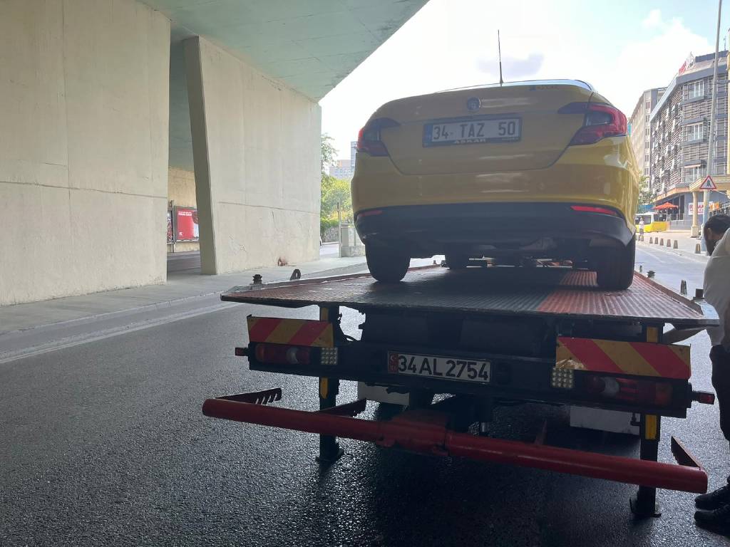 Kurnaz taksici, Galata Köprüsü'nden Dolmabahçe'ye 600 lira istedi! Trafikten men edildi…