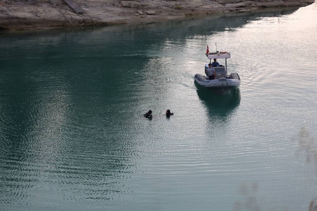 Adana'da bir genç, girdiği barajda boğuldu