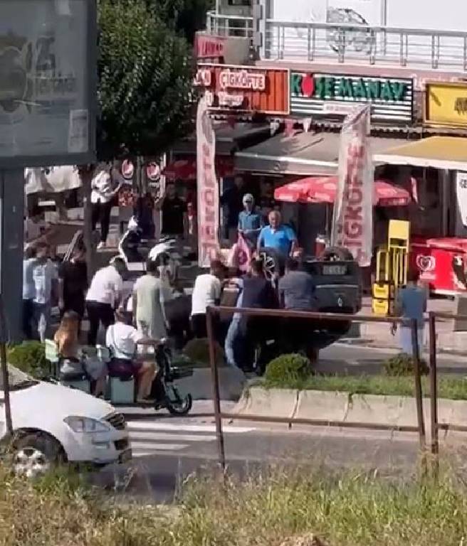 Tuhaf kaza kamerada: Düz yolda kaldırıma çarpıp böyle devrildi
