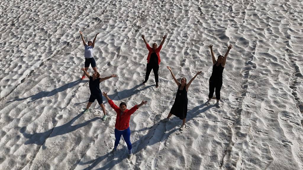 Ülke sıcaktan kavruluyor, onlar kar üstünde yoga yapıyor!