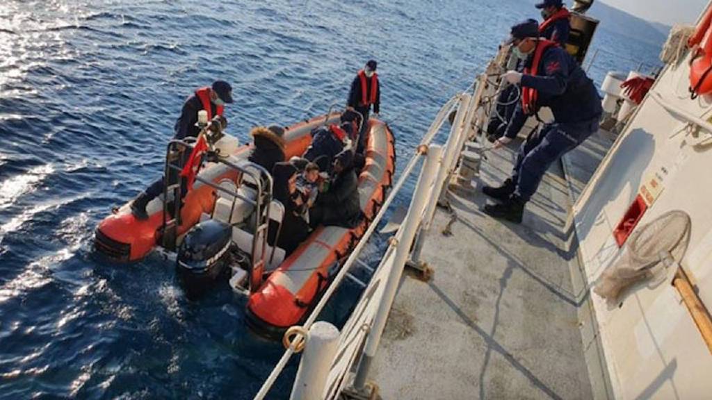 Yunanistan'ın denize bıraktığı göçmenler kurtarıldı