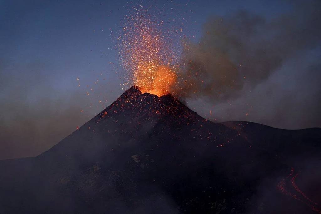 İtalya'da Etna Yanardağı yeniden faaliyete geçti