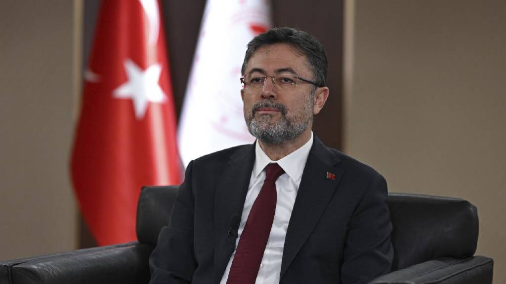 Bakan Yumaklı: "48 yangın kontrol altında, Ege ve Akdeniz kıyılarında alarmdayız"