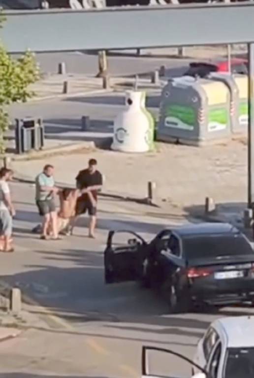 Riva'da yol verme kavgasında bir kişiyi döverek bayılttılar