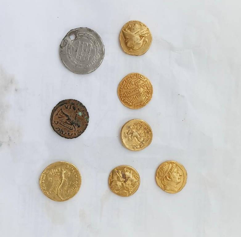 Yolcunun üzerinden 8 adet sikke çıktı!