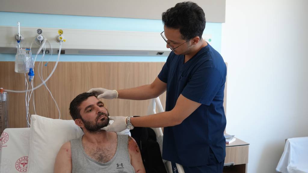 Manzara keyfi kâbusa döndü! Bacağından yüzüne nakil yaptılar...