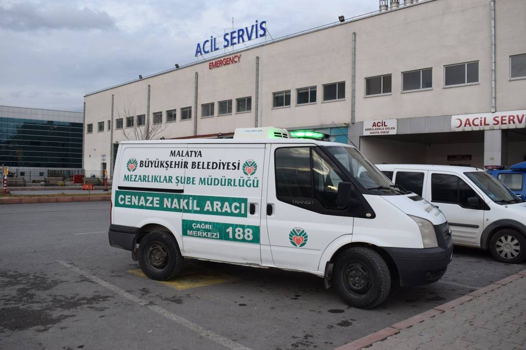 Ambulansın çarptığı kadın hayatını kaybetti...