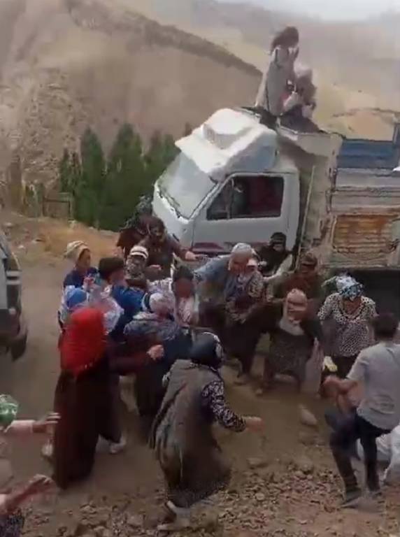 Başkale'de 'yayla arazisi' kavgası: 3 yaralı