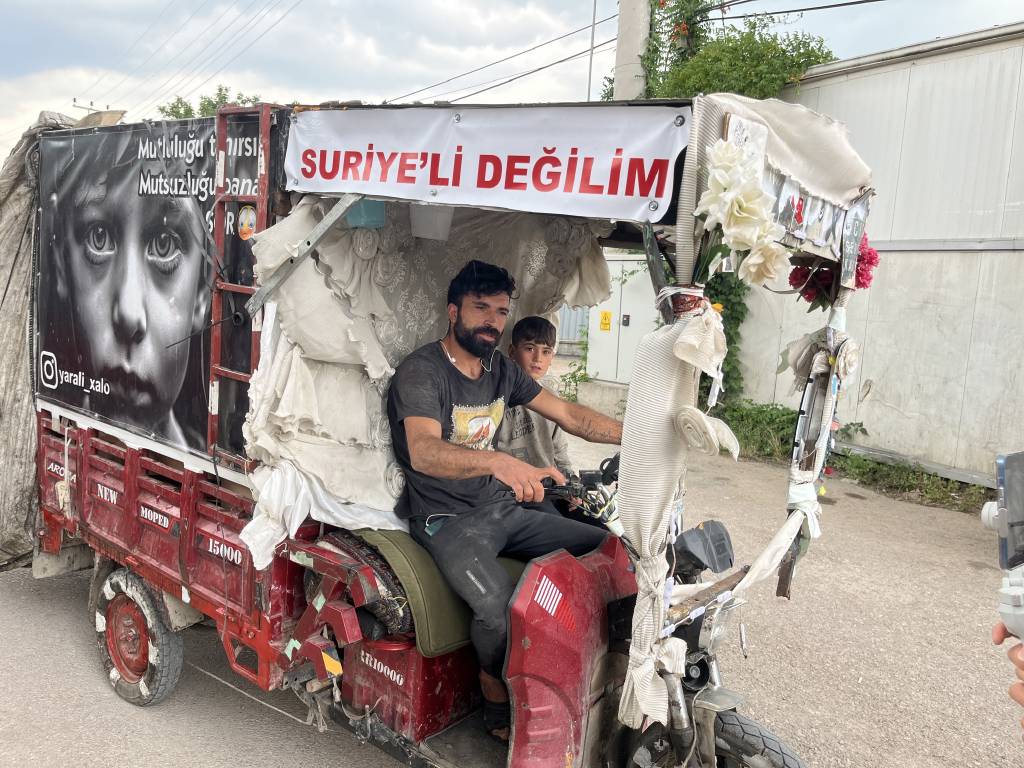 Suriyeli sanılmaktan korktu, motosikletine yazdı