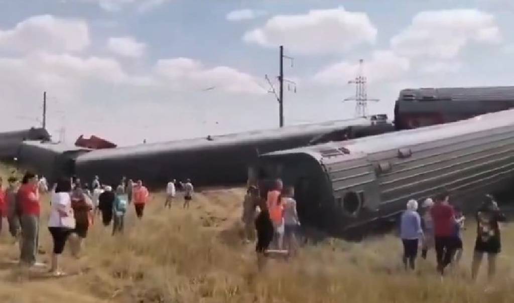 Rusya’da yolcu treni raydan çıktı: 100 kişi yaralandı...