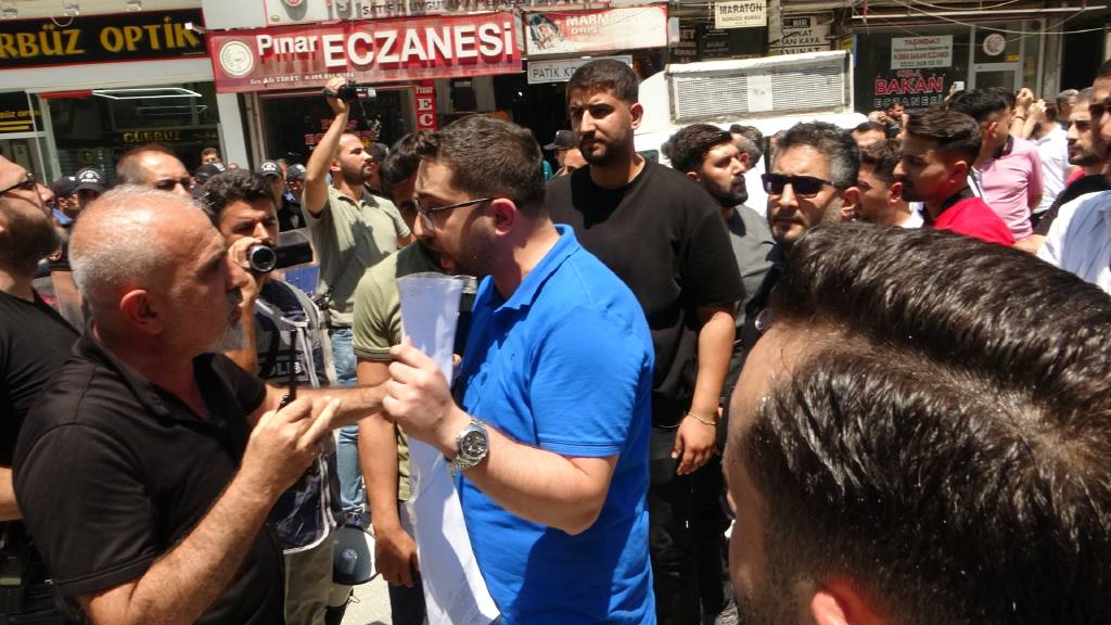 Yıkım için dükkanlar boşaltılmayınca elektrikleri kesilen esnaf yol kapattı